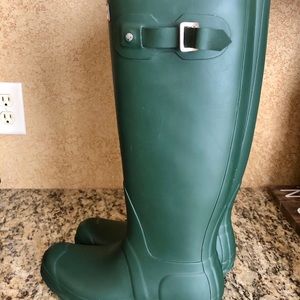 HUNTER Brand Hunter Green boots - Size 9